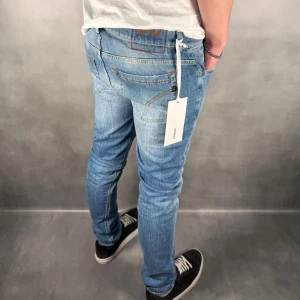 Dondup George - Nyskick - - Dondup George — Storlek 32 — 10/10 - Nyskick utan skavanker — Inkluderat - Jeans + Tags — Retail 4000 — Modellen är 180cm, 65kg