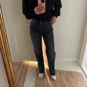 Levi’s 501 ’90s jeans  - Säljer mina Levi’s jeans i modellen 501 ’90s. Jag får ej användning av dom. Knappt använda. 25/32, jag är 169 cm lång. Köpta för 1449kr