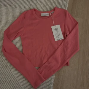 Rosa ribbad topp - Säljer denna rosa croppade långärmade toppen, den är aldrig använd 💗Den är ribbad och stretchigt material