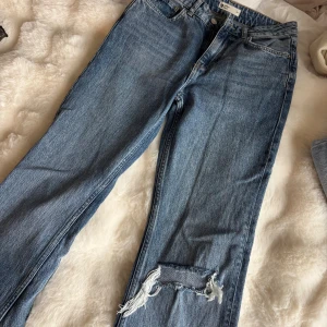 Jeans med hål - Snygga blåa jeans med lite flare leg och ett hål på knäet💕