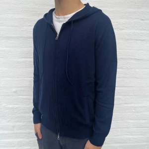 Kashmir & Merino Zip Hoodie - Stilren zip hoodie med blandning av kashmir och merinoull.  Riktigt skön passform. Använd 2-3 gånger, inga defekter! Hör av dig vid minsta intresse eller fundering!! 🤗 Storlek: M Modellen på bilden är 181  Hör av dig vid mer specifika mått!