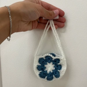 Virkad snusväska  - Observera: (första bilden) BLÅ snusväska virkad av mig! De andra bilderna är fler exempel med andra färger🧶 Väskan går även att använda för andra småsaker