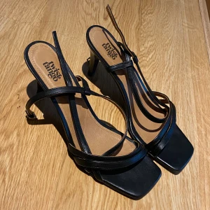 Svarta sandaler Twist & Tango med klack - Snygga svarta klackskor från Twist & Tango med smala remmar. Supersnygga men kommer tyvärr inte till användning, köpta för runt 2000 kr🥰pris kan diskuteras 🤩använda en gång☺️