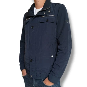  J.Lindeberg Jacka  - Trendig J.Lindeberg Bailey Jacka | Perfekt vinter/höst jacka | Skick 9/10 inga skador | Storlek L och färgen marinblå | SLUTSÅLD MODELL | Nypris 3500kr | Hör av er för mer information/bilder!