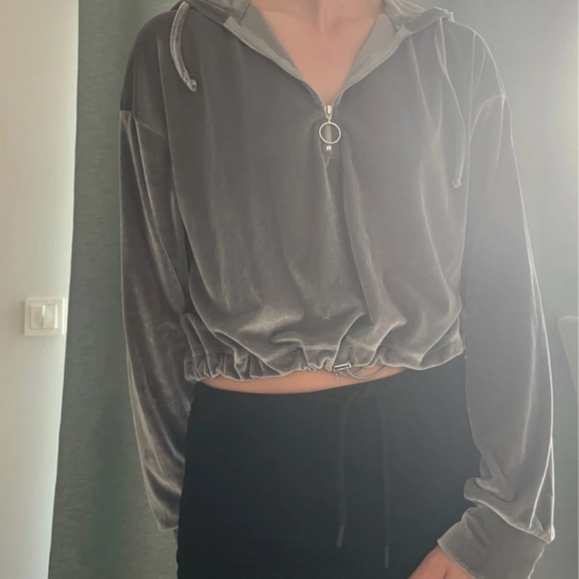 Grå croppad hoodie från Bik Bok