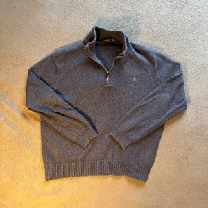 Mörkblå half zip Polo Ralph Lauren - Snygg mörkblå half zip tröja från Polo Ralph Lauren. Det står att den är i storlek XL men den passar mer som L/M. Tröjan är i ett bra skick och det finns inga skador på tröjan.