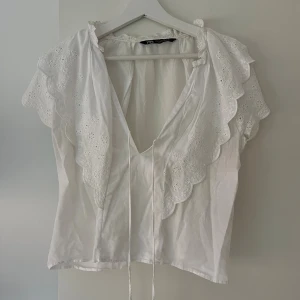 Vit blus med spets och snörning från Zara - Säljer en vit blus från Zara i storlek M 💞