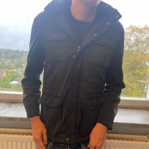 Fieldjacket från F&F - Storlek S inga defekter. Skön fieldjacket som passar me det mesta