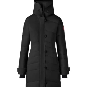 Svart lång dunjacka Canada Goose - Säljer en svart lång dunjacka från Canada Goose med hög krage och snygga knappar framtill. Jackan har ett diskret märke på ärmarna. Perfekt för kalla dagar när du vill hålla stilen och värmen. Vill sälja den då det inte är min stil längre. Har päls till den ifall du vill ha det 