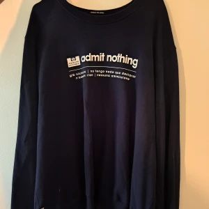 Mörkblå sweatshirt Weekend Offender XL - Mörkblå sweatshirt från Weekend Offender i storlek XL med trycket 'admit nothing'.
