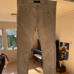 Replay Anbass - Säljer nu ett par trendiga Replay Anbass! Fräscha och snygga jeans som är hög efterfrågan på! w32 L32, nypris 2000kr mitt pris 800‼️