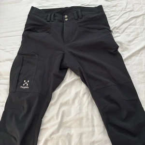 Haglöfs herr byxor (48) - Haglöfs mid standard pant i storlek 48(Strl. M) väldigt liten defekt på vänstra ficka annars knappt använda.