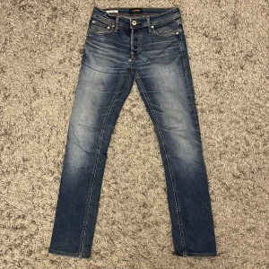 Jack Jones jeans - Säljer dessa feta Jack Jones jeans i modellen slim Glenn. De är i storlek 27/32 och säljer pga att de blivit för små. Har av er vid frågor!