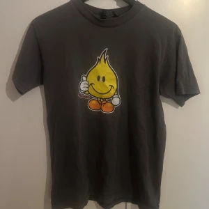 Vintage 90s world industries t-shirt  - World industries tisha med den klassiska flameboy loggan. Size S