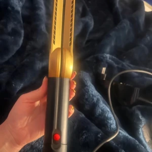 Dyson - Dyson hairdryer och straightener. Endast testad men funkade inte för mig. Nypris 5190kr ! Kontakta innan vid intresse💕