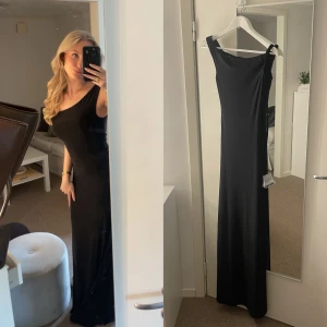 Oneshoulder långklänning - Lappen kvar - Oanvänd svart elegant klänning med lappen kvar. Säljer då jag missade sista returdatumet. Nypris 539kr 🖤🥂 På bilden har jag på mig samma klänning fast i storlek S. 