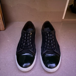 Svarta Lanvins - Svarta Lanvins med med glansig mörkgrön tå, lite repig på den vänstra tån, annars bra skick. Storlek 45 men ganska liten i storleken så dem passar utmärkt för mig som har 44. Box ingår inte därav priset. Lägg gärna prisförslag om priset inte passar! 🤝