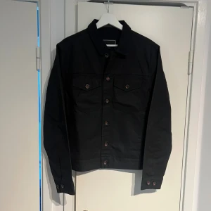 Overshirt Todd snyder Storlek M - Riktigt snygg overshirt/jacka från Todd snyder. Ett väl sytt plagg vilket även kännetecknar märket. Storlek M nypris runt 3000-6000 kr beroende på modell. Jag köpte fel storlek och säljer nu vidare pågrund av det. Knapparna är bruna vilket gör helheten mer intressant. En toppen overshirt inför höst, vinter och vår. Märket Todd Snyder finns inte inlagt som förslag där av valde jag bara ett annat. TVEKA INTE PÅ ATT FRÅGA VID FUNDERING