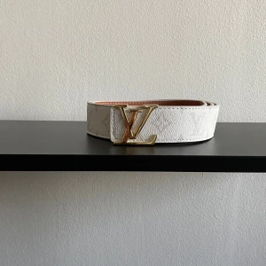 Lv bälte  - Lv bälte med snygg och unik design. Storlek 110. Helt by aldrig använd. Postar inom 24 timmar. Kan mötas upp i Stockholm. Skriv gärna för fler frågor eller bilder.