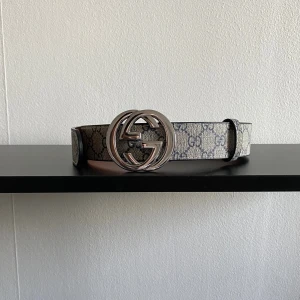 Gucci bälte  - Gucci bälte med snygg och unik design. Storlek 110. Helt by aldrig använd. Postar inom 24 timmar. Kan mötas upp i Stockholm. Skriv gärna för fler frågor eller bilder.