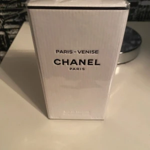 Chanel Paris-Venise Eau de Toilette - Chanel Paris-Venise Eau de Toilette, 125 ml. En ikonisk doft från Chanel, tillverkad i Frankrike. Perfekt för dig som vill ha något exklusivt och trendigt i din samling.