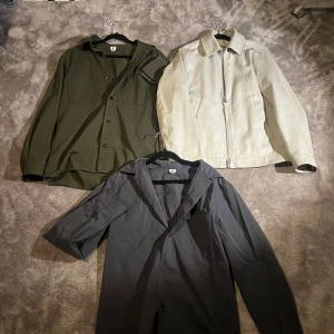 Overshirts - Tre riktigt feta overshirts, alla tre för 1299 Riktigt bra rabatt. Säljer för att jag inte använder. Bra att köpa i bulk om du vill resella men för eget bruk hör av er för storlekar och om du vill köpa ett plagg diskuterar vi pris för de plagget. Vid andra frågor är de ba att höra av er 🙌