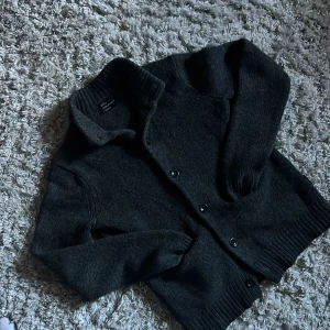 Stickad Ull Cardigan Peak Performance - Säljer denna riktigt snygga cardigan från Peak Performance. Den är i storlek S och är i bra skick utan defekter. Tröjan är i 100% ull. Bara att skriva över frågor och funderingar.