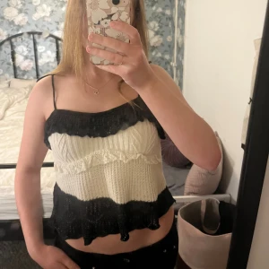 Svartvit stickad linnetopp från Zara - Säljer denna supersöta toppen från Zara! Inga tecken av användning, den är i storlek M men är lite liten i storlek så skulle snarare säga storlek S💕