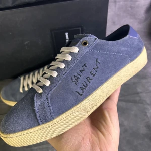 Saint laurent SL/06 courtclassic sneaker - Mycket fint skick | Size 40 passar även 41  | box och dustbags medföljer | fraktar spårbart inom 24 timmar |  för att köpa klicka ” köp nu” | vid frågor skriv ett meddelande |