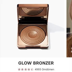 Glow Bronzer från CAIA - Snygg bronzer från CAIA i en lyxig, roséguldig dosa med spegel. Pudret har en varm, gyllenbrun ton och en skimrande finish som ger glow till ansiktet. Perfekt för att framhäva kindbenen och skapa en solkysst look. ( skriv priv för mer bilder! 💓 )