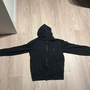 Ralph Lauren zip hoodie - Säljer Ralph Lauren zip hoodie svart. Bra skick förutom att det inte finns någon snörning till den. Storlek S.