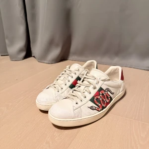 Gucci ace snake - Ett par gucci ace snake i us size 7.5. Dem passar storlek 41.5-42.5. De är i bra skick! 7/10.  Säljs inte med box eller dustbags, enbart skorna. Finns tyvärr inte kvitto men det är autentiska. Kontakta mig gärna vid frågor och funderingar