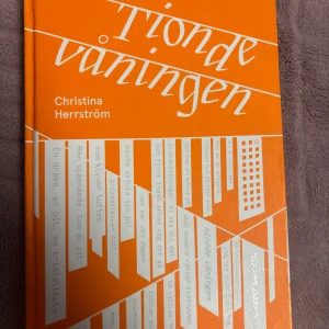 Tionde våningen - En stark och gripande berättelse om Jorinde som bor ensam efter sina föräldrars skilsmässa. Hon försöker vara stark för sin pappa och hantera vardagen på tionde våningen, men bär på en tung hemlighet. Allt förändras när Emanuel dyker upp i hennes liv.