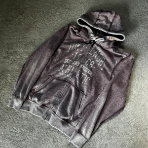 Vintage Tokyo Laundry Hoodie🗼 - Säljer denna tvärfeta vintage hoodien från Tokyo Laundry i grå/rosa färg. Hoodien är i storlek M men passar S om man vill ha en lite mer loose fit. Skriv för mer info! Tar emot bytesförslag!