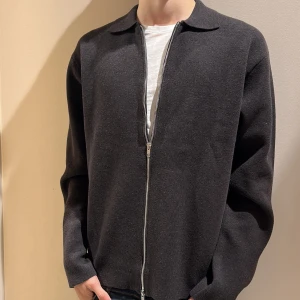 Full zip kofta - Stilren svart kofta med hel dragkedja framtill och klassisk krage. Perfekt för vintern.😁