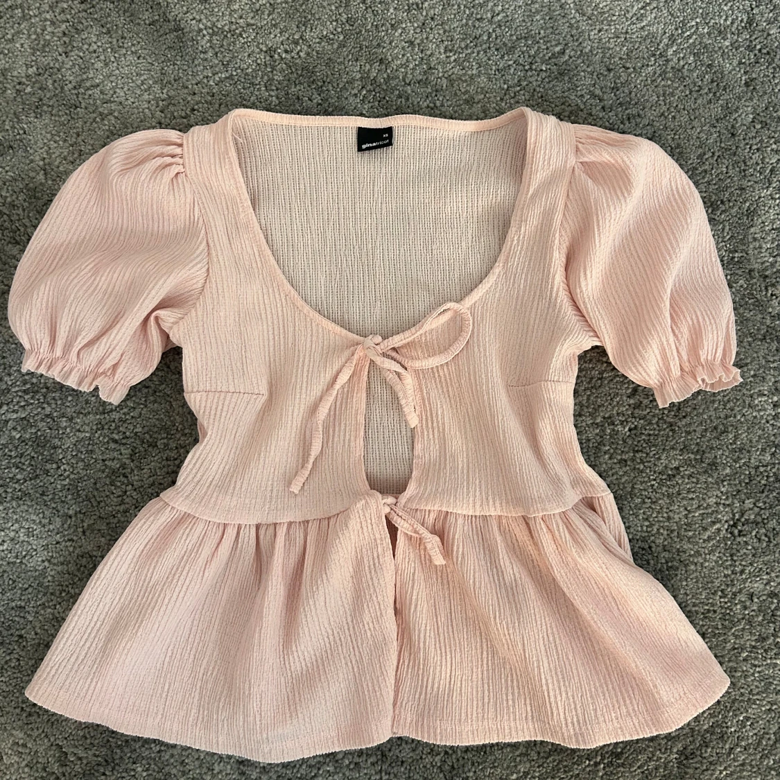 Ljusrosa blus med knyt