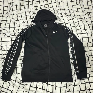 Nike tracksuit 158-170  - Nike tracksuit med massa Nike loggor på sidan av armarna o benen, denna tracksuit går ej att få tag på längre och om man vill får man köpa tröjan eller byxorna separat! Byxorna har en liten skråma men syns inte när man använder dom! Man ser inte ens skråman på mittenbilden