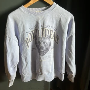 Lila sweatshirt - Sweatshirt i bra skick, nytvättad, tror jag köpt den från pull and bear, strl S men lite större i storleken