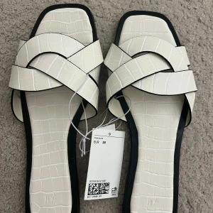 Vita sandaler med croco-mönster - helt oanvända tofflor från h&m i storlek 39, slutsålda för hemsidan 😗💗💗 