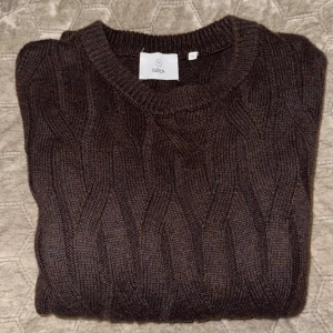 Tröja från Bläck  - Säljer en varm och tjock tröja från Bläck, perfekt nu för vintern. Storlek S. Tvättad 2 gånger. Inte använts mycket så det är bra skick! Bara hör av er/ Loke