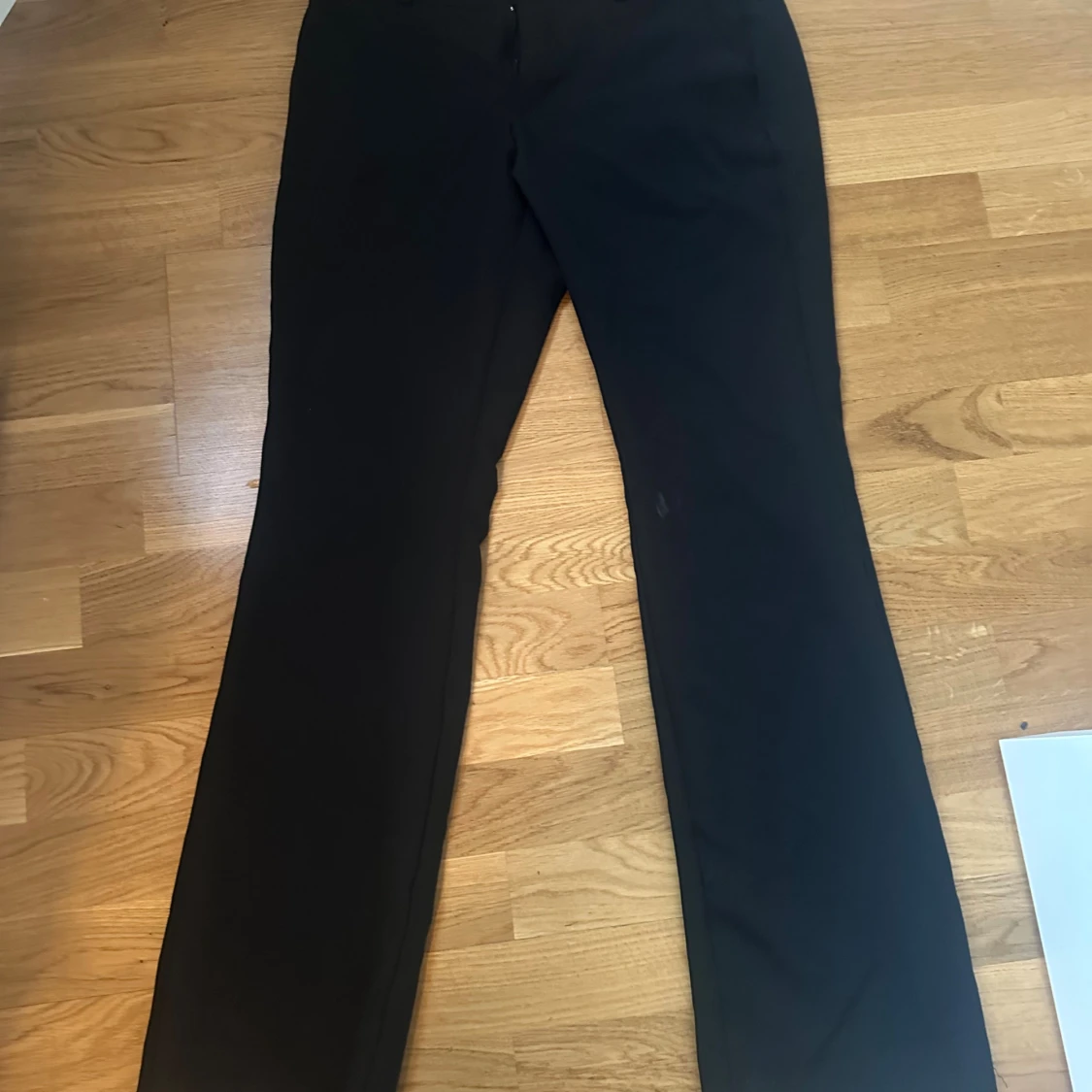 Svarta kostymbyxor från Bik Bok