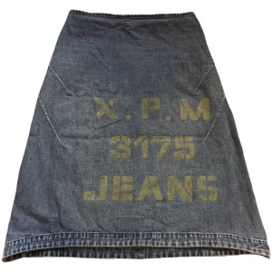 Vintage Graphic långkjol/ midikjol/ midiskirt, Ichi - Cool jeanskjol med text på från ICHI! 100% bomull, Midjemått 70cm Längd (61cm i fram) (64cm på baksidan)