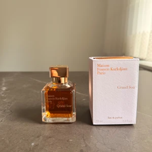 Maison Francis Kurkdjian Grand Soir- 70ml - Maison Francis Kurkdjian – Grand Soir EDP 70 ml Exklusiv unisexparfym med varm amberdoft. Fått i present, endast använd ett par gånger – över 95 % kvar. Kommer med originalkartong. Nypris ca 2 200 kr. ✨ Elegant, lyxig och perfekt för höst/vinter. 📦 Fraktas direkt vardagen efter köp!