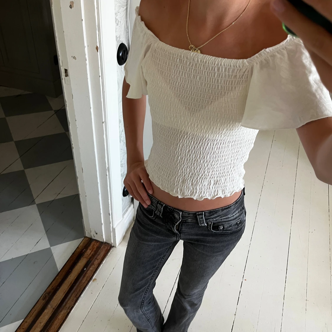 Vit smockad blus med volangärmar - 2