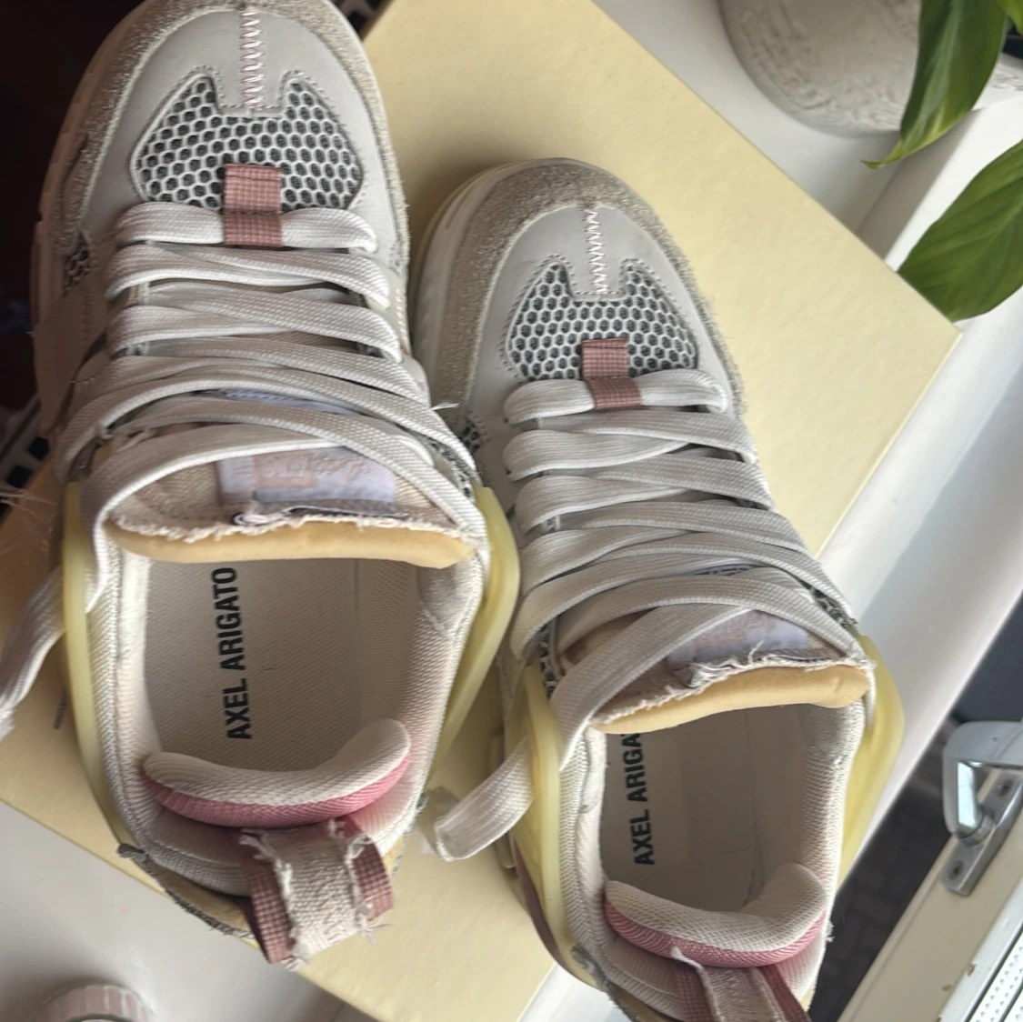 Axel Arigato sneakers i pastellfärger - 1