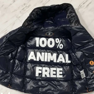 Save The Duck jacka  - Tja, säljer nu en SaveTheDuck jacka då den blivit för liten för mig. Jackan är i storlek M! Marinblå färg. Har änvänds en del finns tre små lagningar, två på ryggen och en på armen men förutom dom finns inga större täcken på användning.! Säljer för 2000Kr