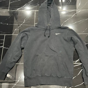 Nike hoodie  - Säljer nu min Nike hoodie som jag vuxit ur. Den är lite urtvättad på vissa ställen men annars i ett bra skick. Pris kan diskuteras vid snabb affär 