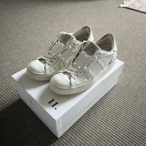 Valentino rockstud sneakers - Säljer mina älskade Valentino skor som jag haft i flera år- de har tecken på användning men har fortfarande mycket kvar att ge🤍  Box, dustbag, kvitton mm följer med.  Storlek 36 men bruket passa större då de är stora i storleken  Nypris: 8515kr  OBS: Har bytt till extra snörena då de andra gick sönder.