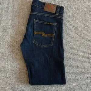 Mörkblå jeans från Nudie Jeans - .🧵 Märke: nudie jeans (Thin Finn) 📏 Storlek: W30 L32 ✨ Skick: Aldrig använda, endast testade! 📦 Snabb leverans – skickas samma dag! 💌 Har du frågor? Hör gärna av dig – svarar snabbt!
