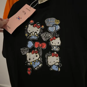 T-Shirt Med Tryck Hello Kitty - ‼️OneSize‼️ ny med prislapp, köpt i Kambodja från Koreanskt märke.